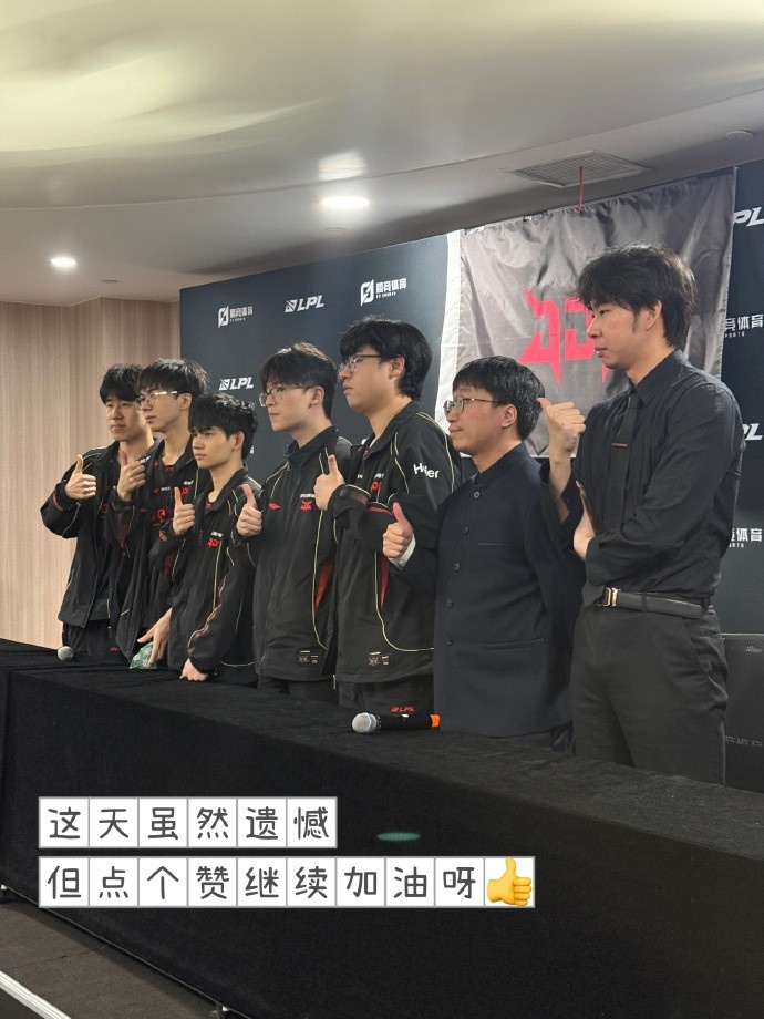 JDG分享照片回顾三月：四月继续，一起往更远的地方走